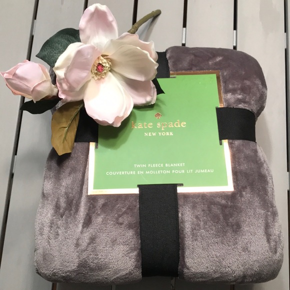 kate spade Accessories - 🌺SALE🌺Kate Spade ♠️Twin Fleece Blanket!